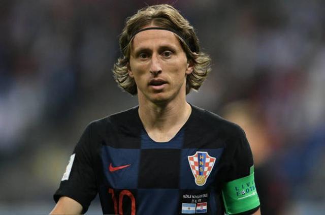 邵佳一告诫小球员：怎么能喝可乐呢，光跟老队员学散漫了